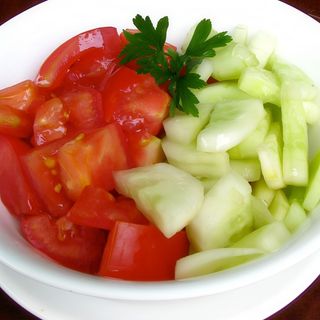 Salată asortată roșii-castraveți