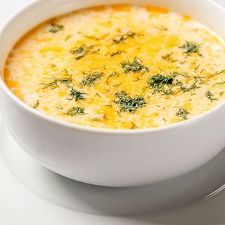 CIORBĂ DE PUI A LA GREC - inclus ( smântână,ardei iute,mini baghetă )