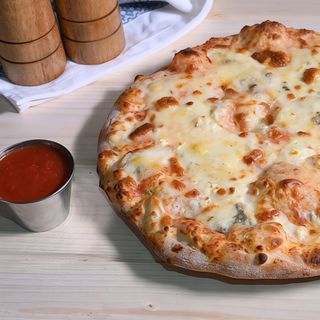 Pizza Quattro Formaggi (bautura inclusa)