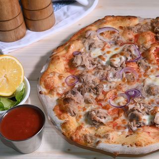Pizza Tonno e Cipolla (bautura inclusa)