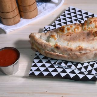 Pizza Calzone (bautura inclusa)