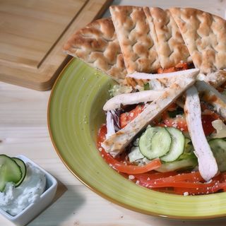 Salată Foarte tare (bautura inclusa)