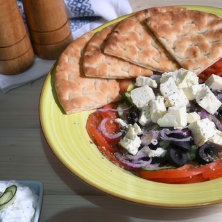 Salată grecească (bautura inclusa)