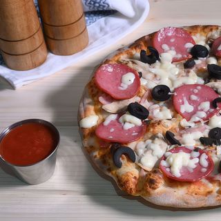 Pizza Quattro Stagioni (bautura inclusa)