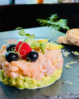 Tartar de somon cu mango si avocado