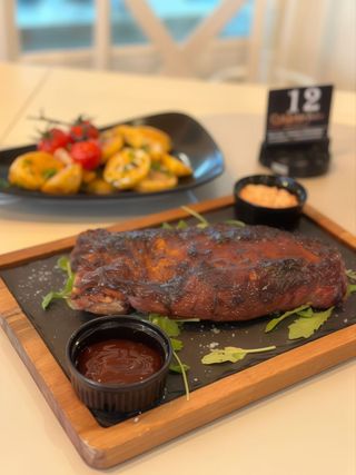 Coaste de porc cu cartofi unsi bine cu usturoi