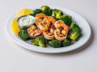 Creveti la gratar cu brocolli si sos remoulade