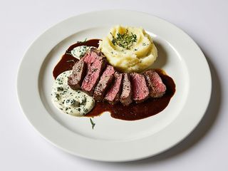 Muschiulet de vita cu sos gorgonzola si piure de cartofi cu trufe