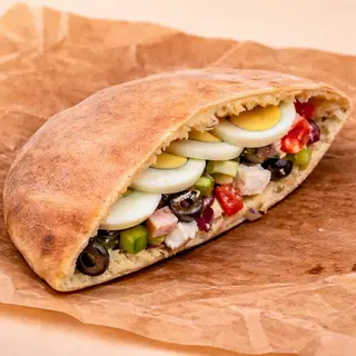 Chifla cu salata bulgareasca