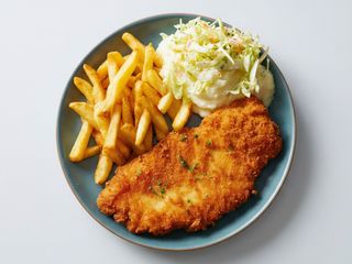 Snitel de pui cu piure / cartofi prajiti si salata de varza