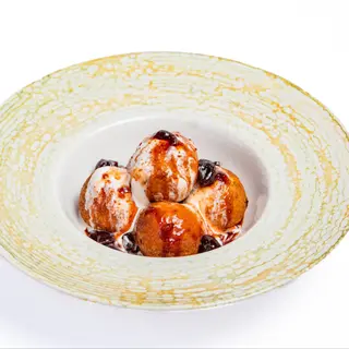 BILUTE DE PAPANASI CU SMANTANA SI DULCEATA DE VISINE