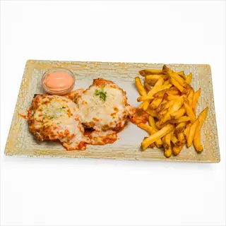 POLLO PARMIGIANA CU CARTOFI PRAJITI SI SOS CALYPSO