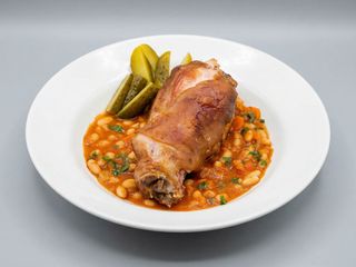 Ciolan de porc, iahnie de fasole și murături