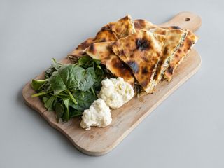 Pup cu branza, spanac si bacon