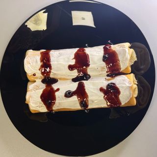 Clatite cu smantana dulce si gem de afine