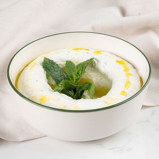 Labneh usturoi
