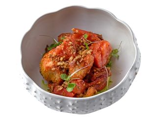 Panzanella cu carciofi, roșii și ardei copt