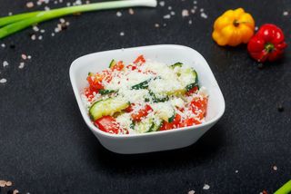 Salata de rosii, castraveti si branza rasa