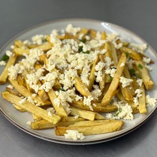 Cartofi prajiti cu branza rasa si ceapa verde