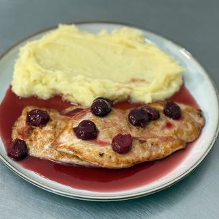 Piept de pui cu sos de vișine si piure de cartofi