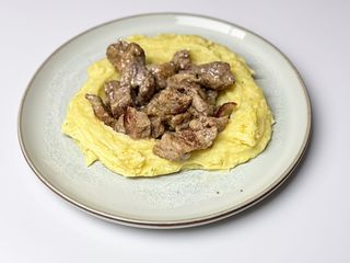 Ceafa de porc la tigaie cu usturoi si piure de cartofi