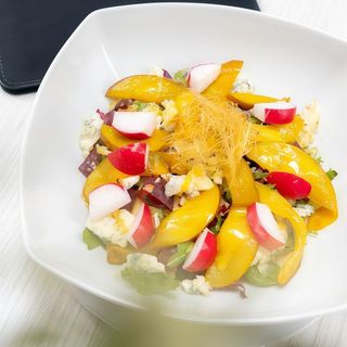 Salată cu sfeclă roșie, pară caramelizată și gorgonzola