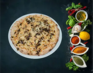 Focaccia cu mozzarella, sos trufe si parmezan