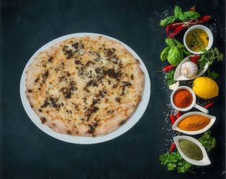 Focaccia cu mozzarella, sos trufe si parmezan