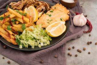 Meniu pulpa dezosata de pui, cartofi prajiti si salata de varza