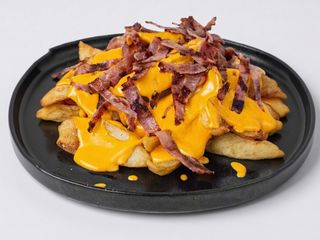 Cartofi cu sos ceddar si bacon