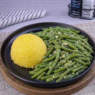 Păstăi cu usturoi și mămăligă