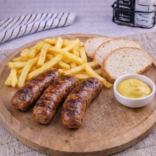 Carnati cu cartofi prajiti, paine si mustar.