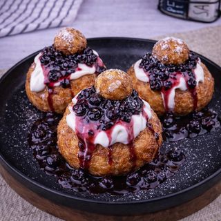 Papanași cu smântână dulce și dulceață de casă