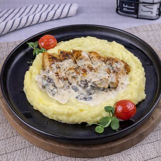 Piept de pui cu piure si sos de ciuperci