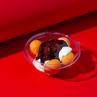 Papanași cu smântână și dulceață de afine