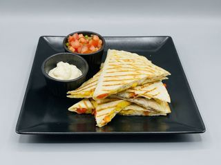 Quesadilla cu pui și sos de roșii cu busuioc - 350 gr+70 gr
