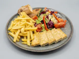 Tofu la gratar cu cartofi și salată asortată 460 gr