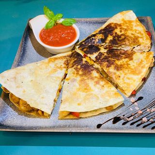 Quesadilla cu pui și sos de roșii cu busuioc 350/70