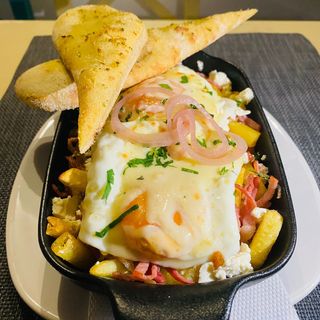Cuib de cartofi cu bacon , brânză și ou 350 gr/50 gr