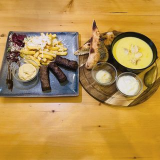 MENIUL ZILEI 5 - Felul I Ciorbă rădăuțeană; Felul II - Mici cu cartofi prăjiți și mujdei