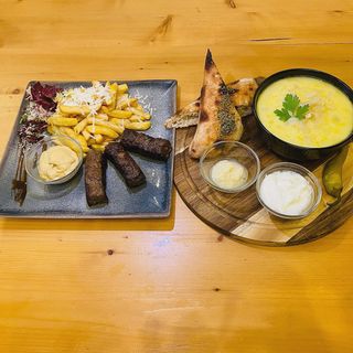 MENIUL ZILEI 6 - Felul I - Ciorbă de burtă; Felul II - Mici cu cartofi prăjiți și mujdei