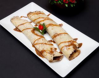 Clatite cu Nutella, banane si alune prajite