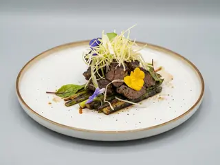 Muschi de vita Teppan cu chipsuri de praz