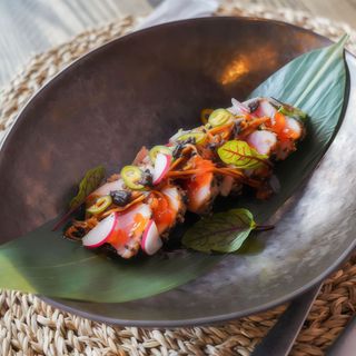 Tataki de ton în crustă de susan cu trufe