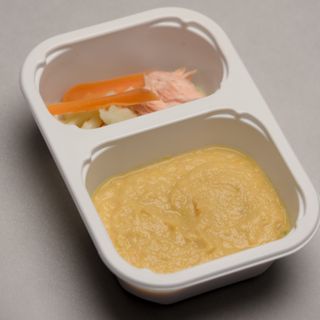 Piure din dovlecel, morcov, conopidă și somon