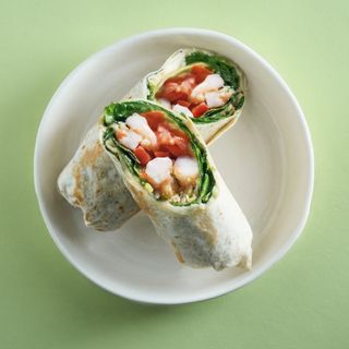 Wrap cu creveti și sos de avocado
