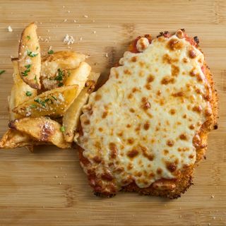 Pollo parmigiano cu cartofi wedges la cuptor