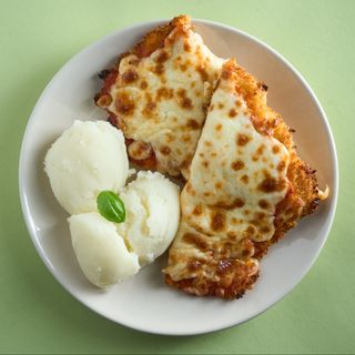 Pollo parmigiana cu piure de cartofi