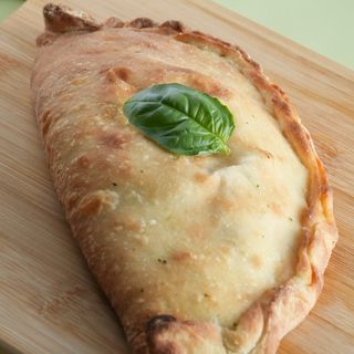 Mini Pizza Calzone cu Bolognese de Pui