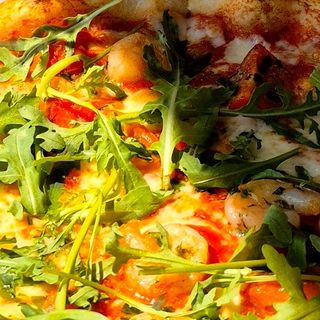 Pizza cu creveti și rucola